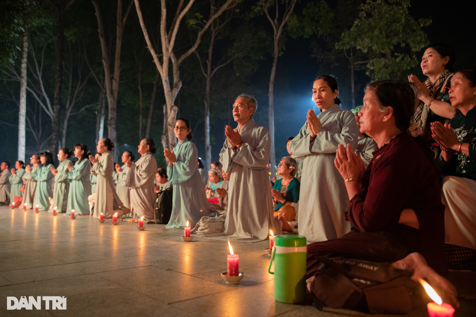 Hàng ngàn ngọn hoa đăng lung linh tại đại lễ kỷ niệm Đức Phật A Di Đà - 8 Hàng ngàn ngọn hoa đăng lung linh tại đại lễ kỷ niệm Đức Phật A Di Đà - 8