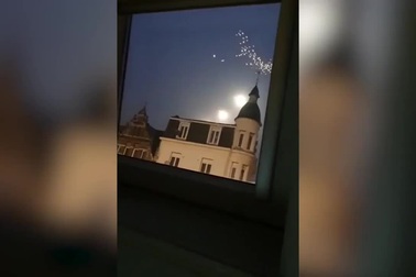 Ba quả cầu ánh sáng khổng lồ di chuyển trên nền trời