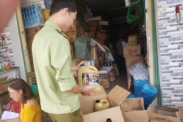 Đà Nẵng: Phát hiện cơ sở kinh doanh nước giặt comfort giả