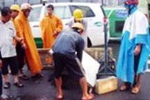 Xe hơi sập bẫy hố tử thần