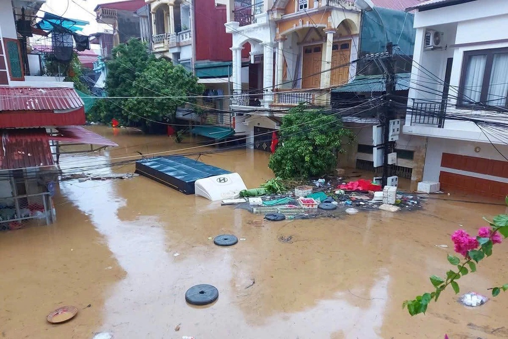 Nước sông Hồng dâng cao, nhà dân ngập sâu 3m ở Lào Cai - 1 Nước sông Hồng dâng cao, nhà dân ngập sâu 3m ở Lào Cai - 1