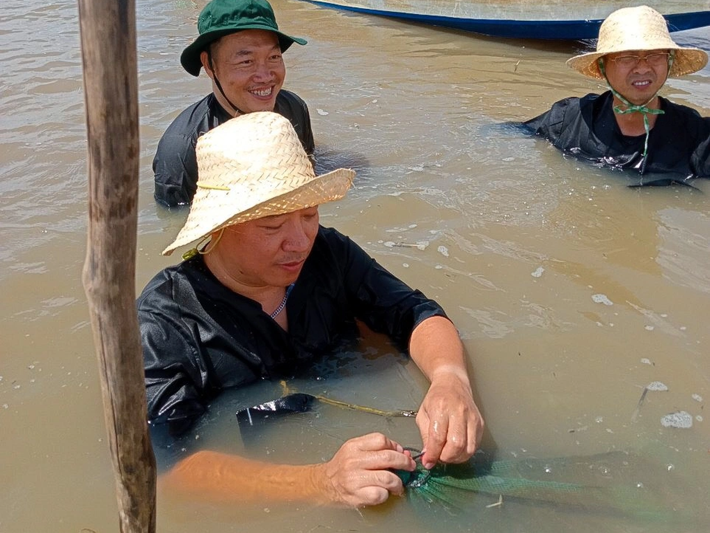 Thích thú trải nghiệm làm ngư dân mùa nước nổi - 1