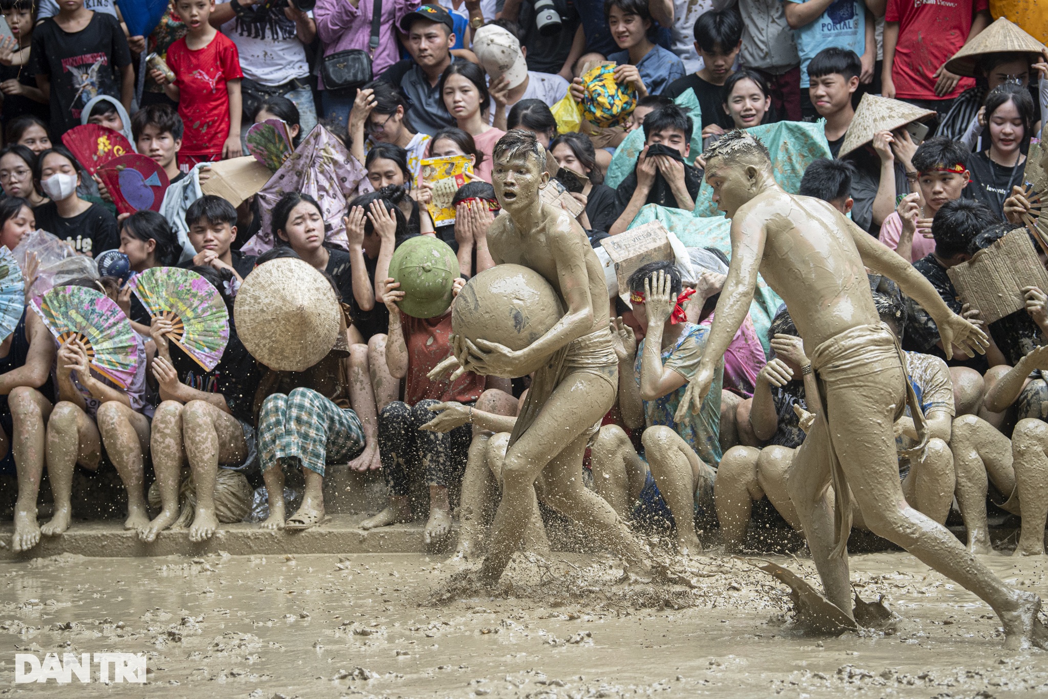 Hàng nghìn người lấm lem bùn đất hào hứng cổ vũ hội vật cầu ở Bắc Giang - 6