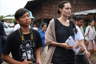 Con gái Triệu Vy từ thiện tiền tỷ, con Angelina Jolie đi giúp người nghèo