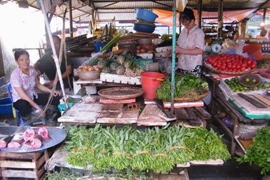 Mưa lớn đến nắng to: Rau đắt ngang thịt
