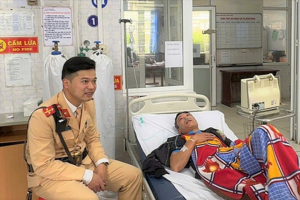 CSGT dùng xe chuyên dụng đưa người đột quỵ cấp cứu kịp thời - 1
