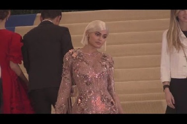 Kylie Jenner dự MET gala