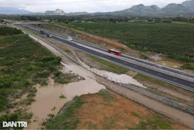 Chính phủ yêu cầu báo cáo vụ ngập lụt trên cao tốc Phan Thiết - Dầu Giây - 2