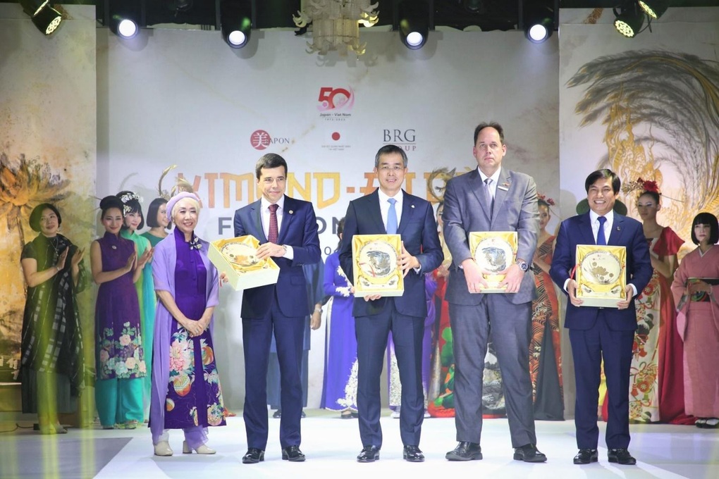 Chiêm ngưỡng sắc màu văn hóa ấn tượng tại Kimono - Aodai Fashion Show - 12