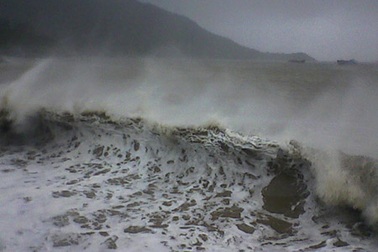 Gió lớn bất ngờ, nhiều tàu thuyền gặp nạn