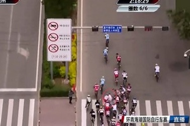 Người đi bộ vô ý thức gây tai nạn nghiêm trọng cho đoàn đua xe đạp