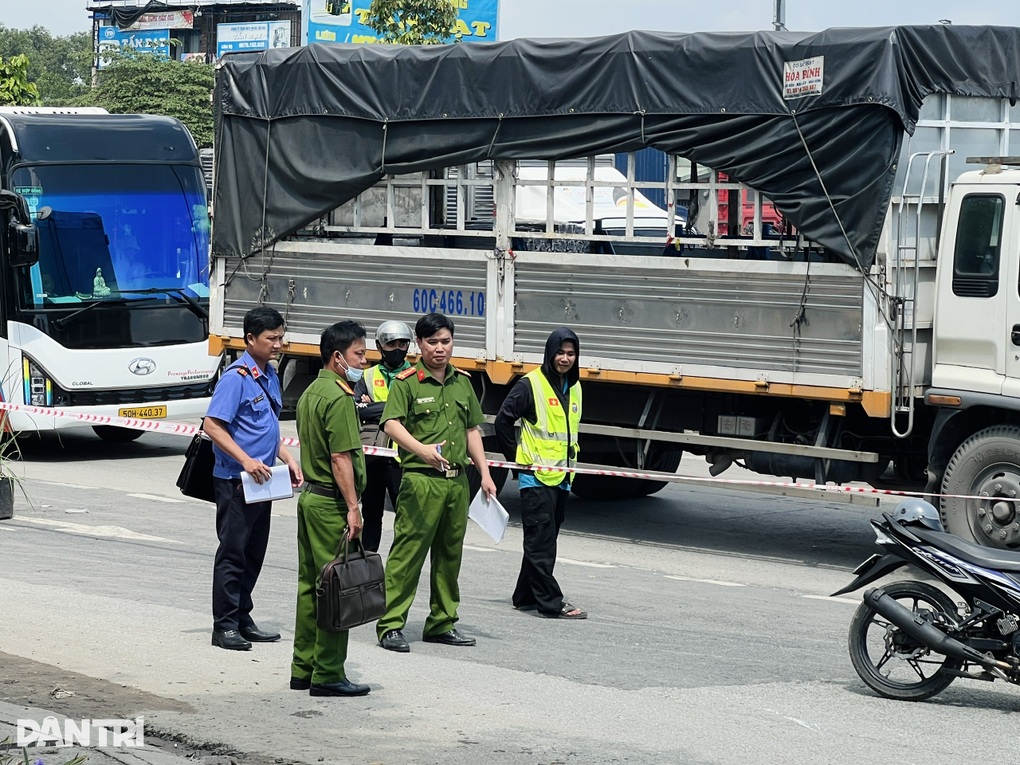 Tài xế xe đầu kéo thiếu quan sát, cán 3 người tử vong ở TPHCM - 2