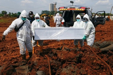 Người chết vì Covid-19 tăng kỷ lục, Indonesia như "vùng chiến sự"