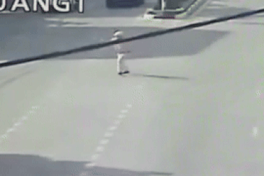 Cảnh sát chặn nữ tài xế lao thẳng vào đoàn xe ưu tiên