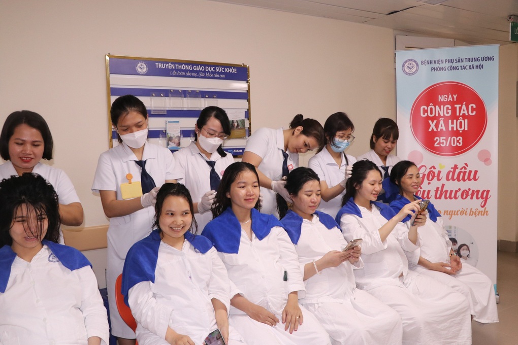 Hàng trăm chị em được gội đầu yêu thương, nhận quà trong bệnh viện - 1 Hàng trăm chị em được gội đầu yêu thương, nhận quà trong bệnh viện - 1