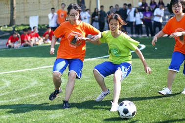 Chỉ có ở THPT Chu Văn An: Phái đẹp đá bóng, phái nam quyết liệt thi nhảy cổ động