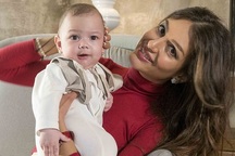 Người đẹp Nga lần đầu lộ mặt con trai, nói giống cựu vương Malaysia “như đúc”