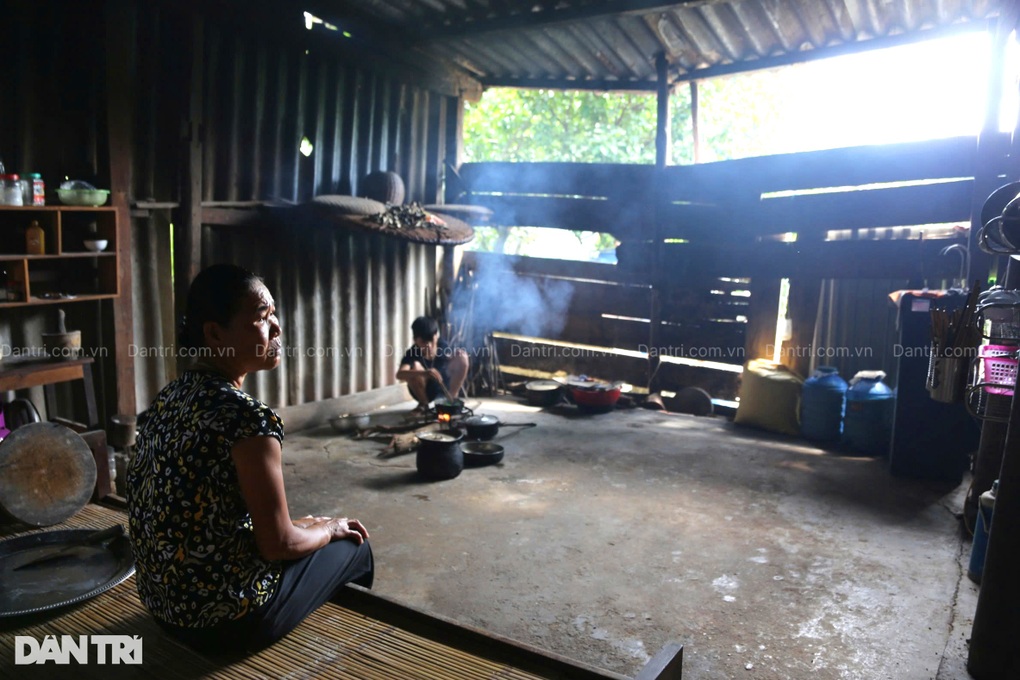 Bà lão 74 tuổi mong một nơi thờ chồng và con dâu, cháu nội có chỗ ở an toàn - 8 Bà lão 74 tuổi mong một nơi thờ chồng và con dâu, cháu nội có chỗ ở an toàn - 8