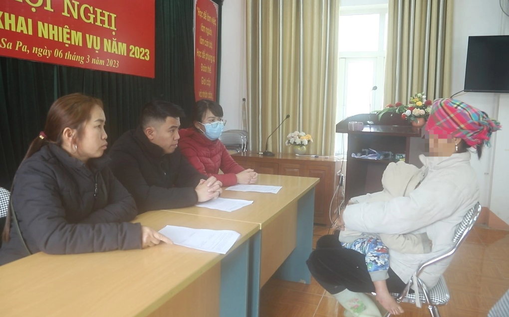 Xử phạt người mẹ ép 2 con đi bán hàng rong ở Sa Pa - 1 Xử phạt người mẹ ép 2 con đi bán hàng rong ở Sa Pa - 1