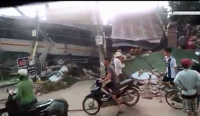 Clip vụ tai nạn kinh hoàng chiều thứ 6, xe tải mất lái tông sập 2 ngôi nhà bên đường - Ảnh 7. Clip vụ tai nạn kinh hoàng chiều thứ 6, xe tải mất lái tông sập 2 ngôi nhà bên đường - Ảnh 7.