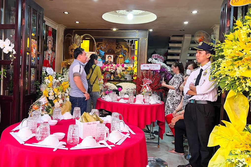 Giỗ đầu NSƯT Vũ Linh: YouTuber vây kín, con gái xúc động chia sẻ sau ồn ào - 10 Giỗ đầu NSƯT Vũ Linh: YouTuber vây kín, con gái xúc động chia sẻ sau ồn ào - 10