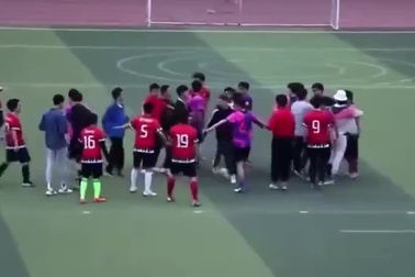 Cầu thủ Trung Quốc gây phẫn nộ khi giẫm lên người, tát vào mặt đối thủ