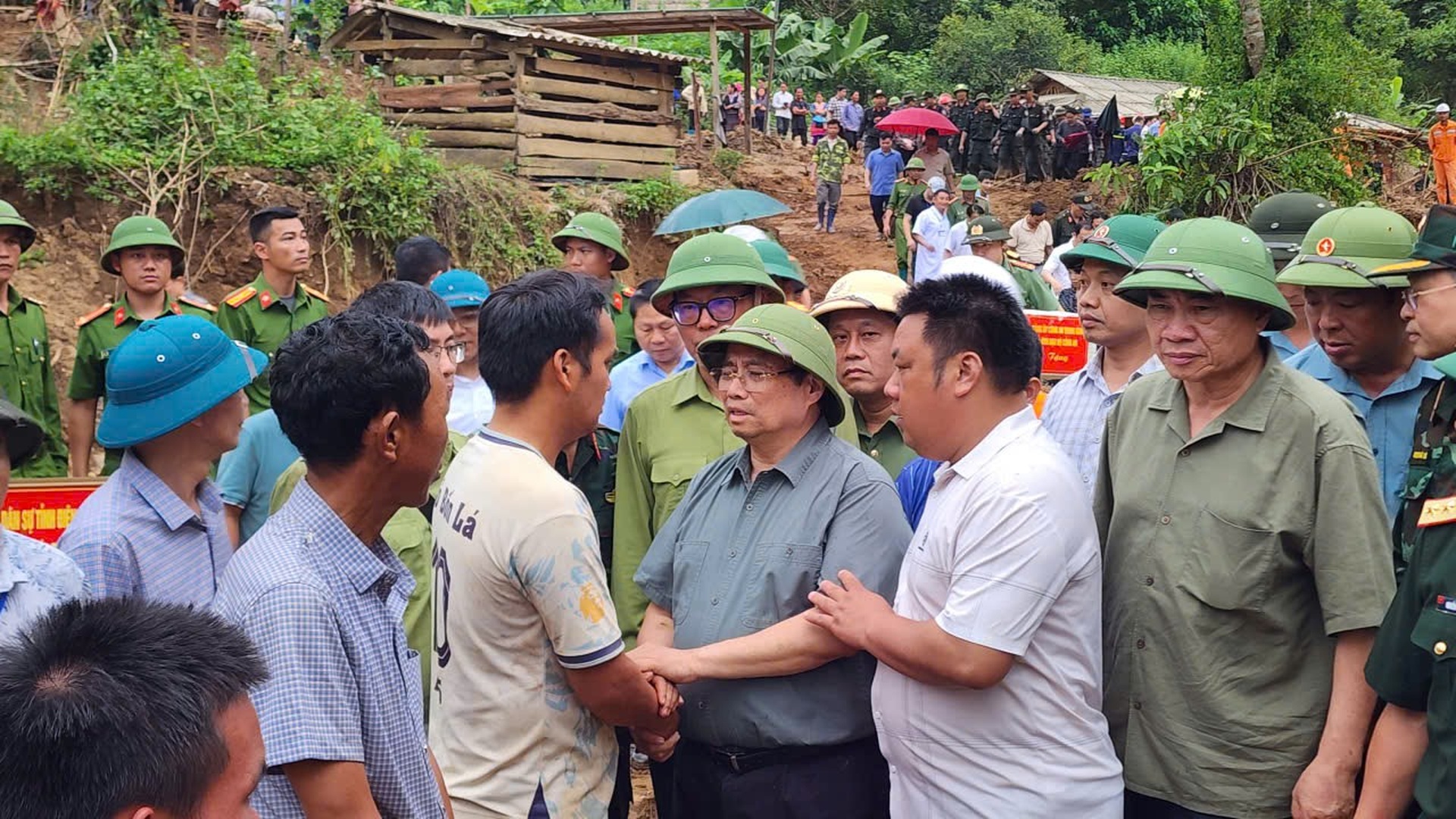 Thủ tướng bật khóc trước nỗi đau mất 3 con của đôi vợ chồng ở Điện Biên - 4 Thủ tướng bật khóc trước nỗi đau mất 3 con của đôi vợ chồng ở Điện Biên - 4