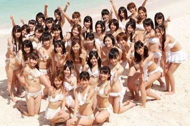 "Thánh nữ" Nhật Bản: Kẻ làm thiên thần sexy, người khiến fan cuồng rạch bụng