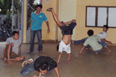 Từ sàn nhảy dưới chân cầu thang...