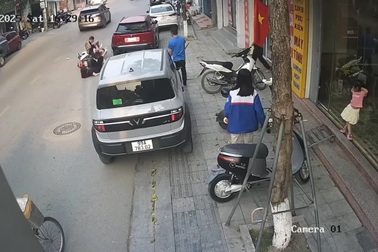 Xe máy kẹp 3 tông vào ô tô đậu ven đường