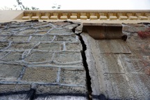 Nhiều vết nứt lớn trên “Cầu tình yêu” ở Sài Gòn