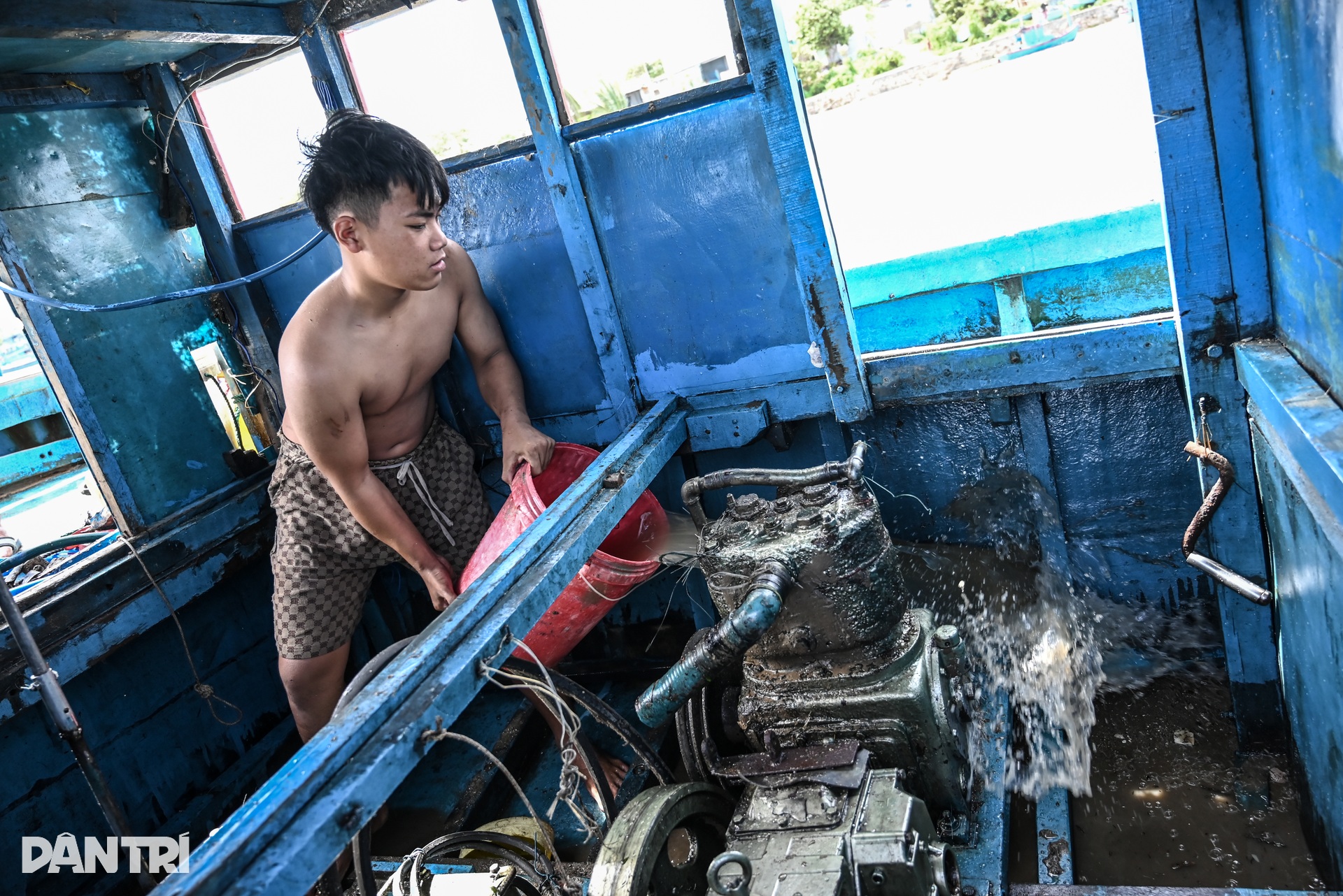 Ngư dân Lâm Đồng khóc ròng bên xác tàu tả tơi sau trận lũ lịch sử - 6 Ngư dân Lâm Đồng khóc ròng bên xác tàu tả tơi sau trận lũ lịch sử - 6