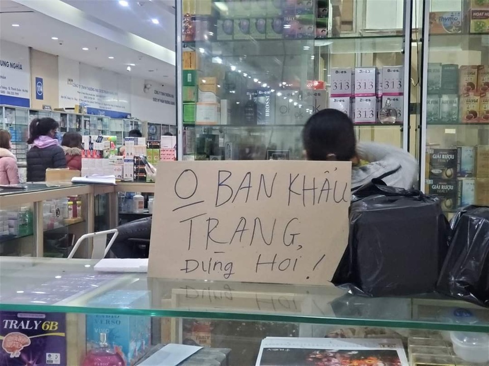Cửa hàng đồng loạt treo biển “không bán khẩu trang, đừng hỏi”, quản lý thị trường lên tiếng - 1 Cửa hàng đồng loạt treo biển “không bán khẩu trang, đừng hỏi”, quản lý thị trường lên tiếng - 1