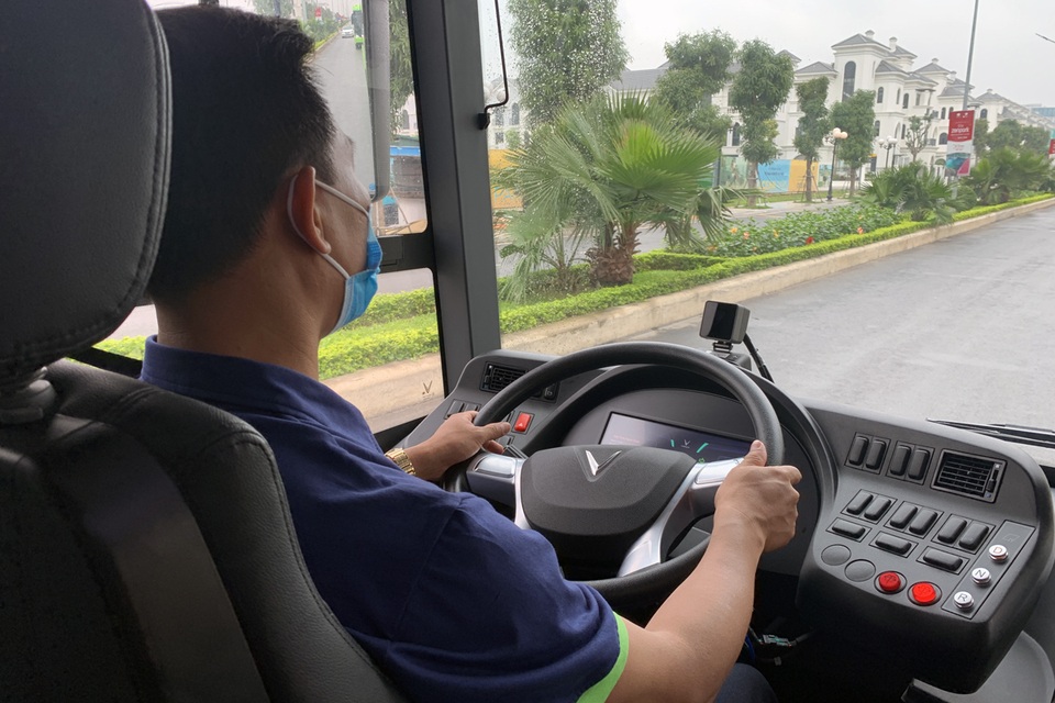 Cận cảnh xe buýt điện thông minh đầu tiên lăn bánh chính thức tại Việt Nam - 5