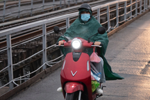 Người dân mặc áo mưa ra đường chống rét đậm, rét hại tại Hà Nội