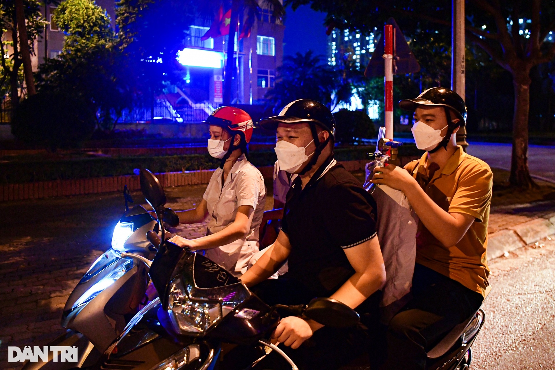 Hà Nội: Xuyên đêm phun thuốc diệt muỗi chặn dịch sốt xuất huyết - 11 Hà Nội: Xuyên đêm phun thuốc diệt muỗi chặn dịch sốt xuất huyết - 11