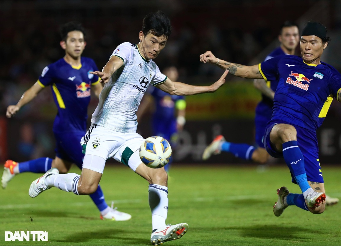 Báo Thái Lan: HLV Kiatisuk thật tuyệt vời, HA Gia Lai cầm hòa Jeonbuk - 2 Báo Thái Lan: HLV Kiatisuk thật tuyệt vời, HA Gia Lai cầm hòa Jeonbuk - 2