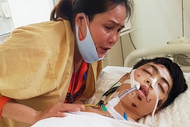 Người mẹ nghèo khóc cạn nước mắt cầu nguyện con trai thoát khỏi tử thần