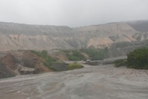 “Núi nhân tạo” khổng lồ sũng nước mưa đang đe dọa đổ xuống nhà dân