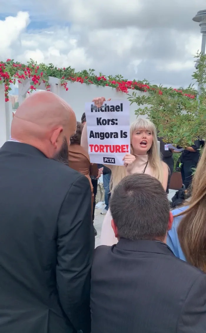 View - Khi sàn diễn thời trang bị phá đám, siêu mẫu vẫn có cách xử lý khôn khéo | Báo Dân trí