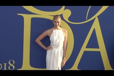 Karlie Kloss khoe dáng nuột nà