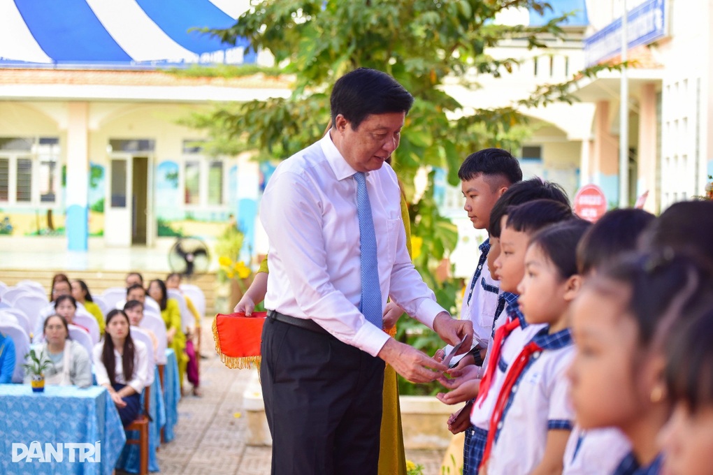 Một tấm thẻ Bảo hiểm y tế, thêm một lần giữ giấc mơ đến trường - 5