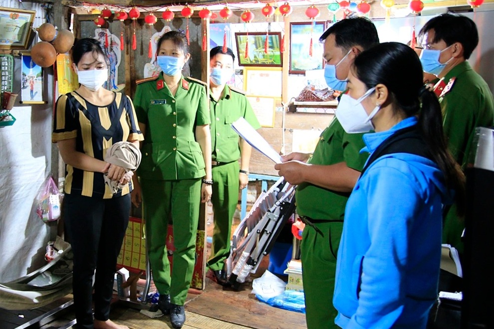 Khởi tố các đối tượng lừa mua bán tạp hóa để chiếm đoạt 4,7 tỷ đồng - 1 Khởi tố các đối tượng lừa mua bán tạp hóa để chiếm đoạt 4,7 tỷ đồng - 1