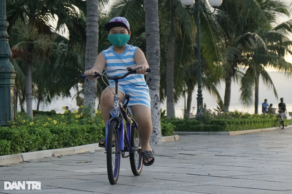 Người dân thoải mái đi bộ, tập thể dục sau nhiều tháng giãn cách - 7 Người dân thoải mái đi bộ, tập thể dục sau nhiều tháng giãn cách - 7