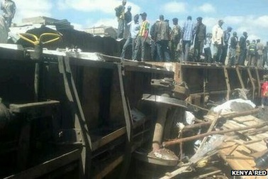 Tàu trật bánh lao vào khu ổ chuột