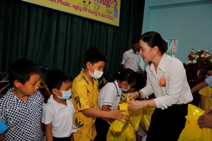 Phó Giám đốc Sở LĐ-TB&XH Nguyễn Thị Mỹ Nương tặng quà cho các em.