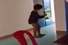 Học sinh mang xăng vào đốt trường, nhiều học sinh khác “cổ vũ”