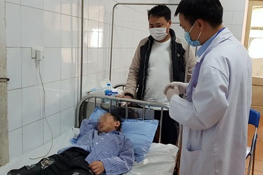 Bé trai 8 tuổi bị chó béc-giê nặng hơn 20kg cắn rách mặt, môi