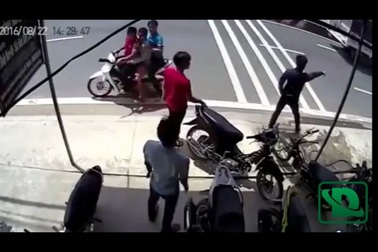 2 nhóm thanh niên cầm hung khí truy sát nhau như phim ở Sài Gòn