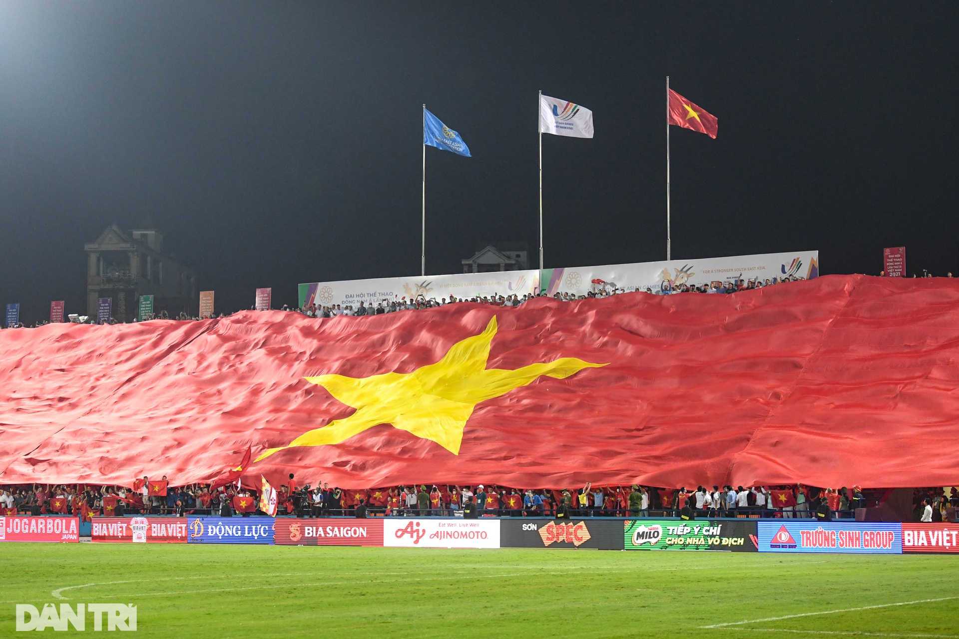 Bất chấp mưa lớn, CĐV phủ kín sân Việt Trì tiếp lửa cho U23 Việt Nam - 4 Bất chấp mưa lớn, CĐV phủ kín sân Việt Trì tiếp lửa cho U23 Việt Nam - 4